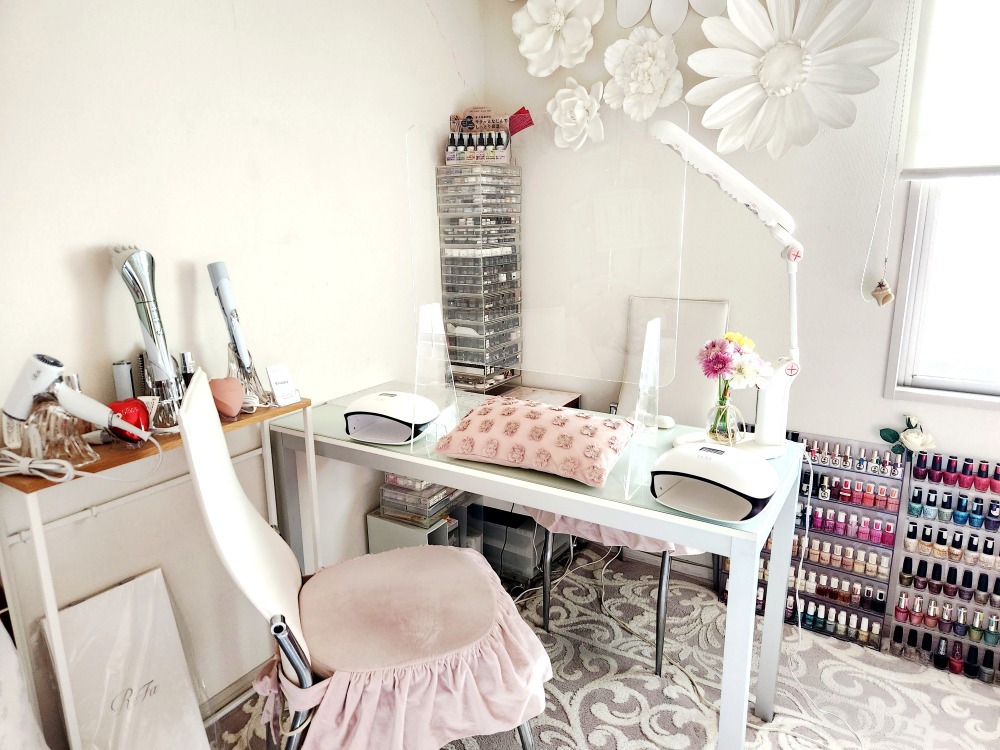 Rose Nailのスタッフが施術台で作業する様子