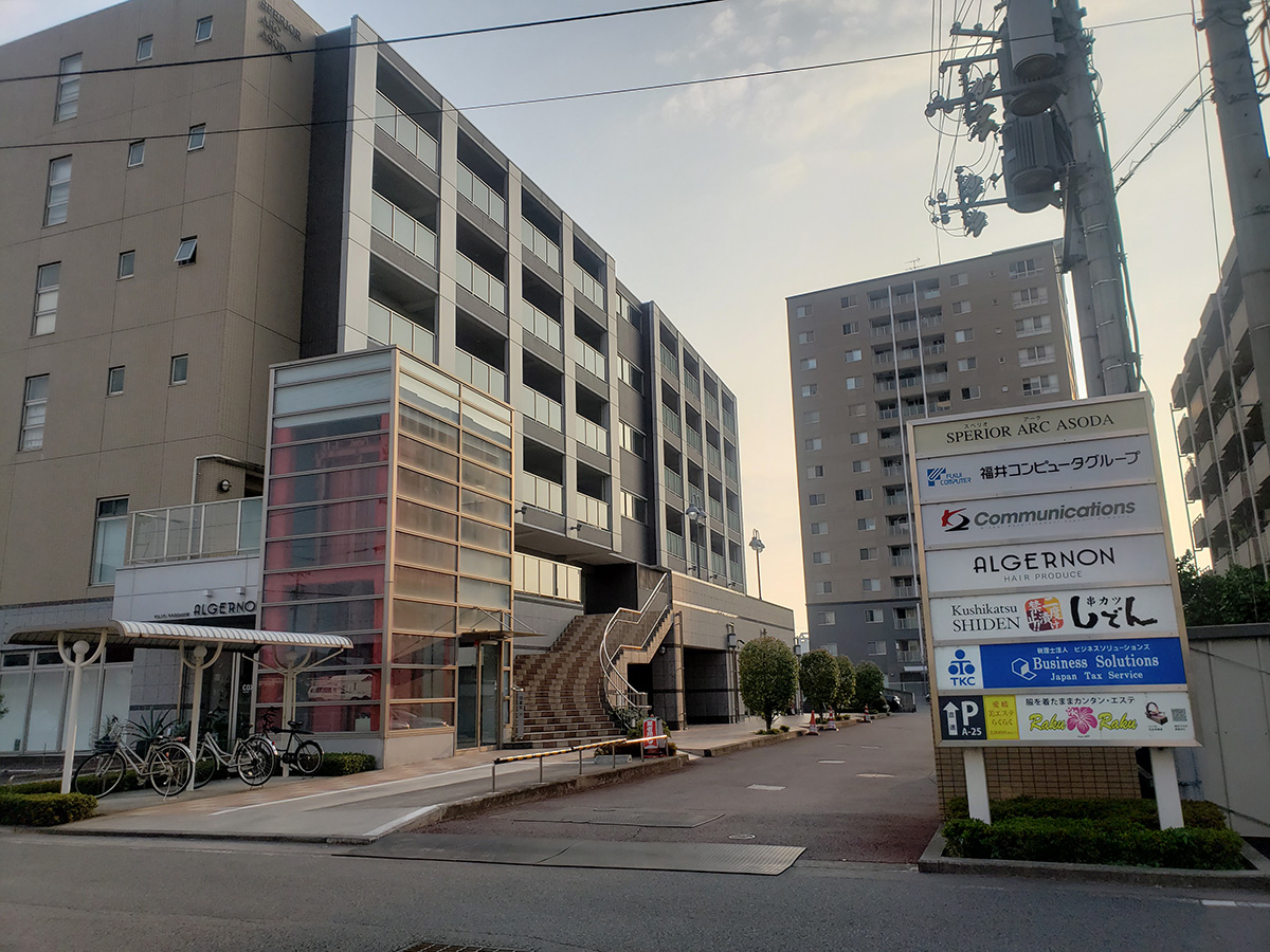Rose Nailのスタッフが施術台で作業する様子